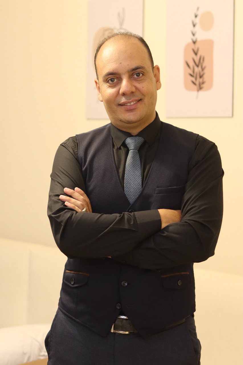 د. عماد شاهين فى العيادة